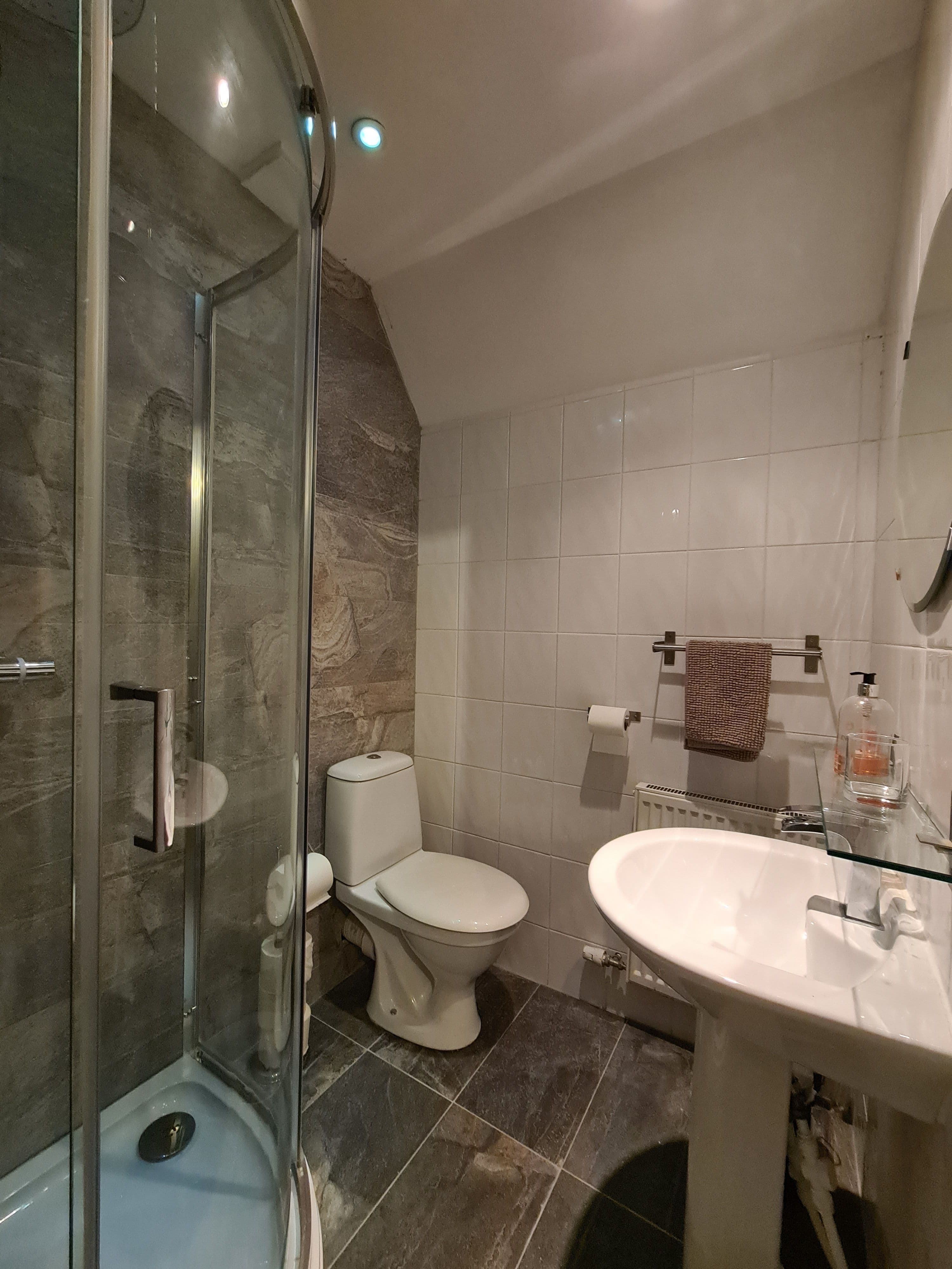 lochside apartment en suite.jpg