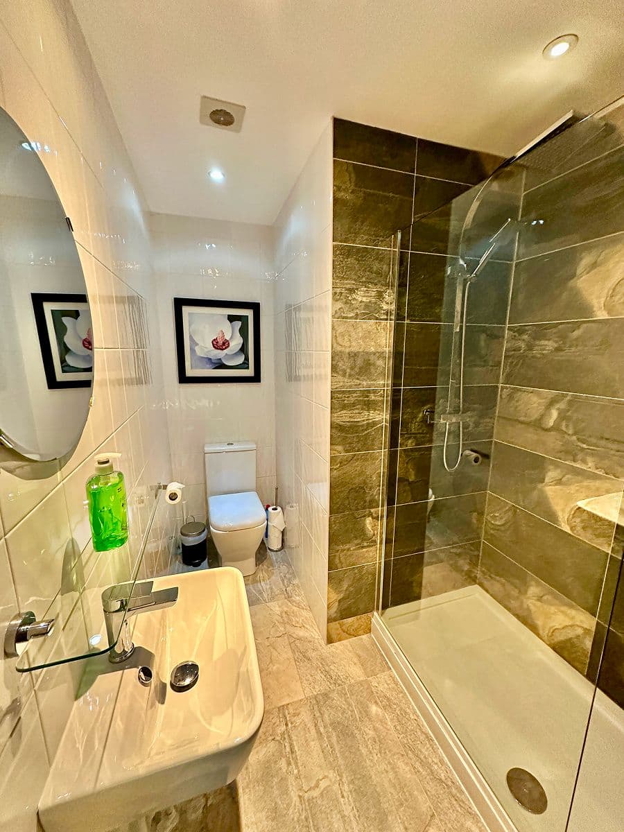 lochside apartment family bathroom 1.jpg
